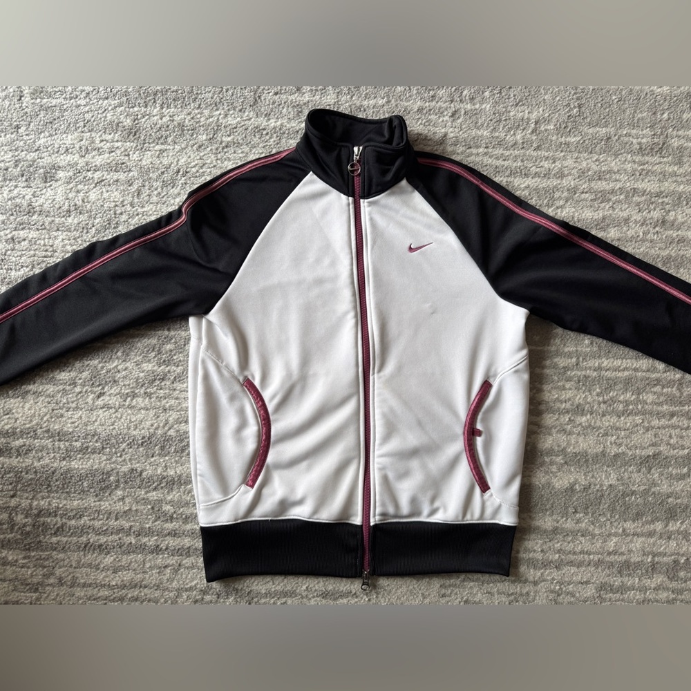 Nike zip up light weight jacket - Picture 2 of 7